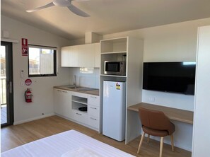 Deluxe Studio Room - Sleeps 2 | Private kitchen | Fridge, microwave, coffee/tea maker, cookware/dishes/utensils