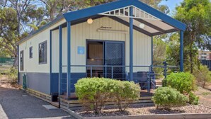 Un petit bâtiment d’un seul étage, avec un toit bleu et des murs de couleur beige, portant l’inscription « Javoo ».