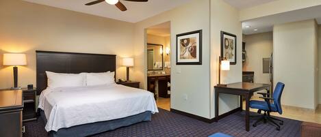 Cofres nos quartos, escrivaninha, ferros/tábuas de passar roupa