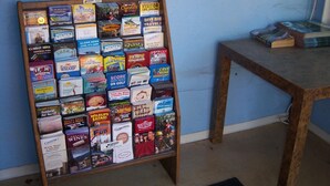 Um painel de exibição com diversos guias de viagem e livros.