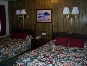 Iron/ironing board, free WiFi, bed sheets - Shasta Dam Motel (Shasta Lake)