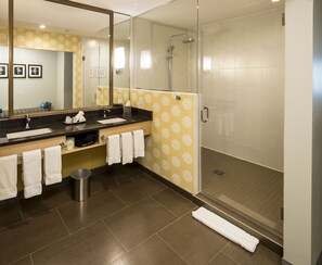 Douche, articles de toilette de luxe, sèche-cheveux, serviettes fournies