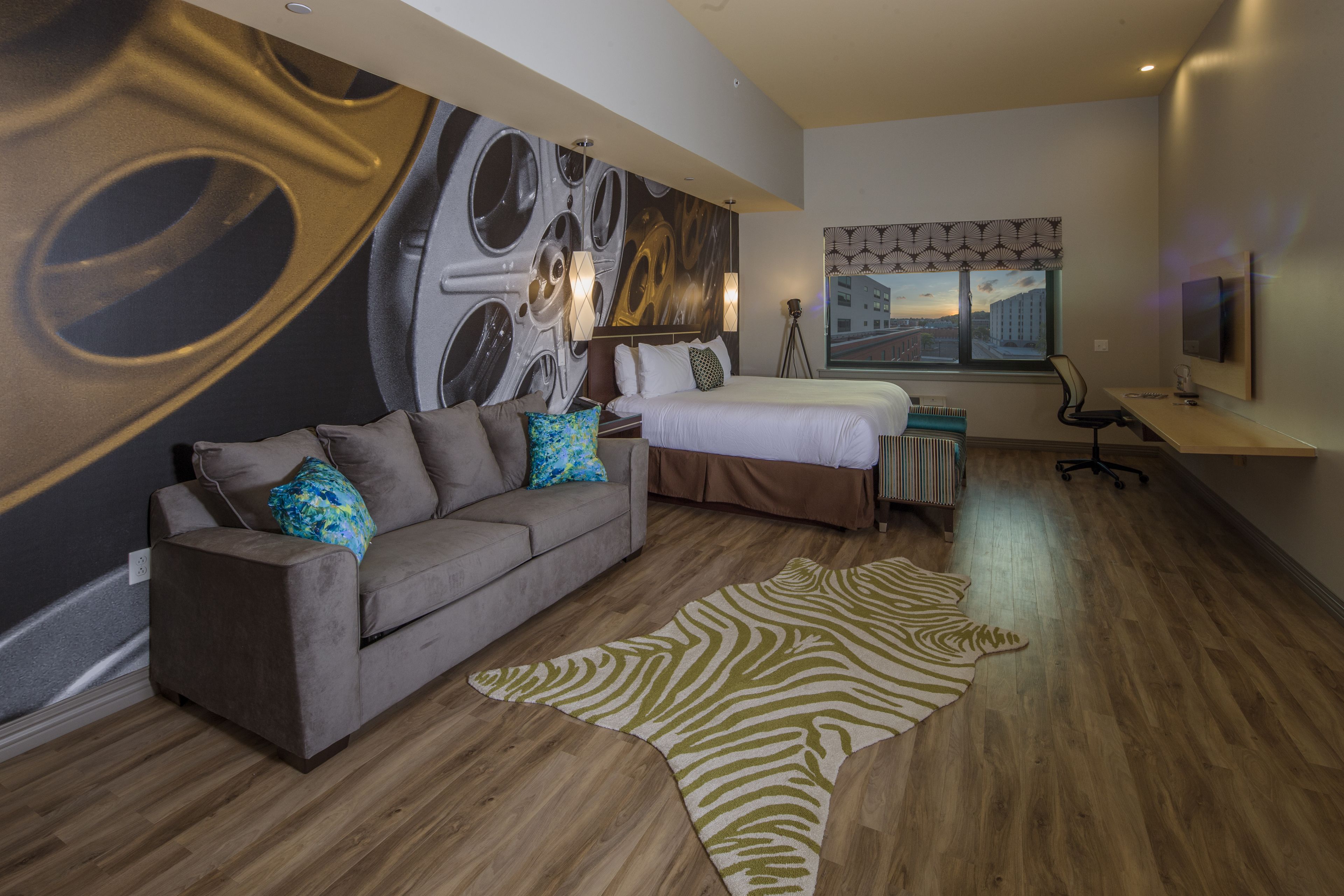 egyptian cotton sheets, premium bedding, in-room safe, desk