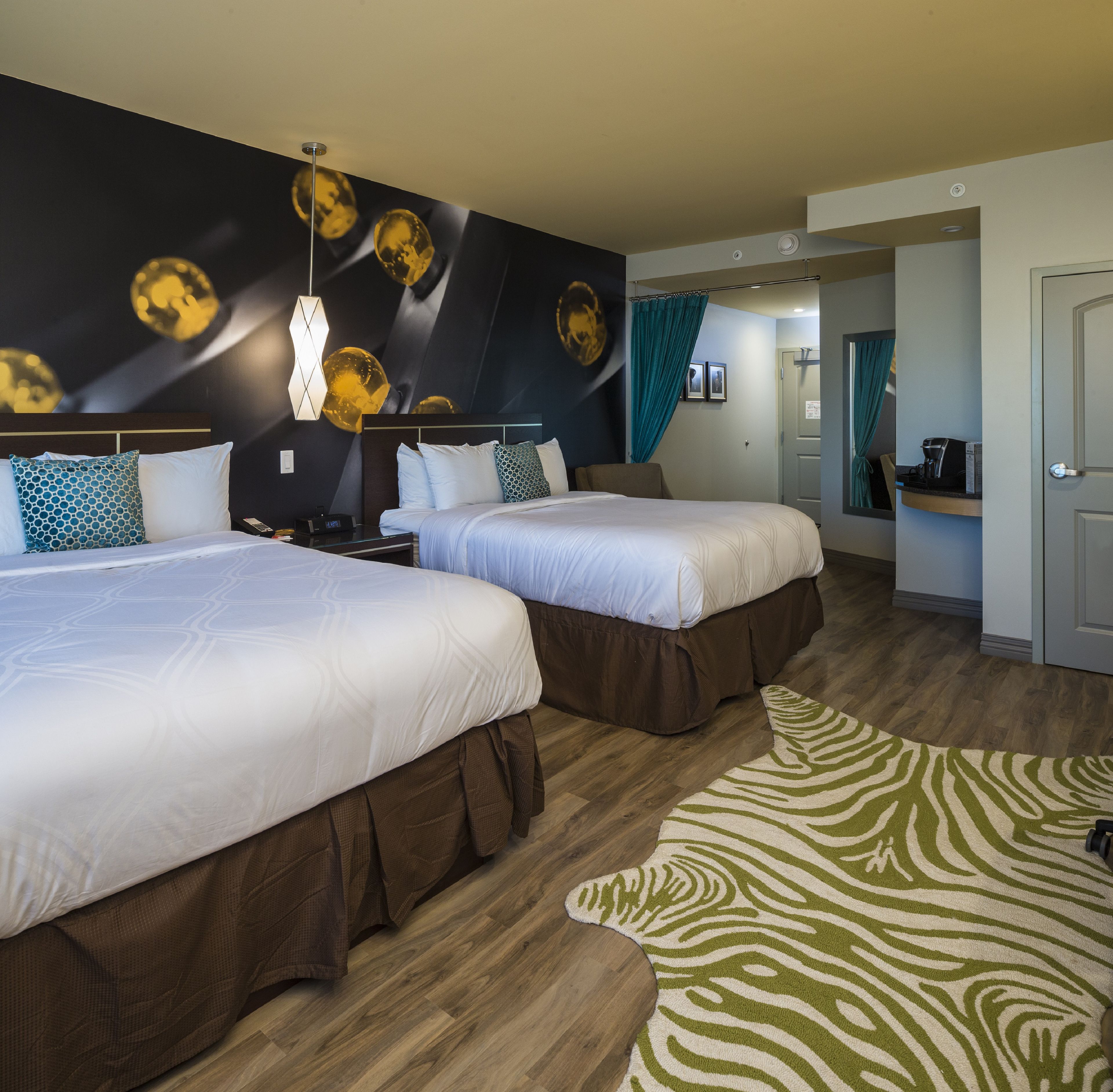 egyptian cotton sheets, premium bedding, in-room safe, desk