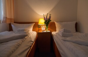 Chambre Standard avec lits jumeaux | Lits bébé (gratuits), lits pliants/supplémentaires, Wi-Fi