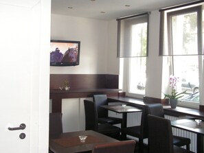 Petit déjeuner (8 EUR par personne)