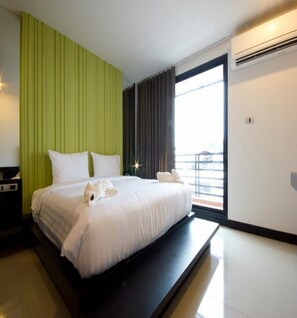 Deluxe Room With Balcony | มินิบาร์, ตู้นิรภัยในห้องพัก, โต๊ะทำงาน, ผ้าม่านกันแสง