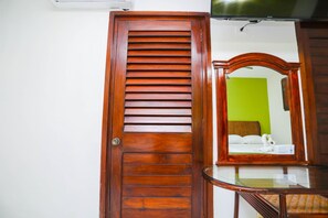 Habitación estándar doble, 2 camas dobles | Ropa de cama de alta calidad y tabla de planchar con plancha
