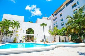 Outdoor pool - Hotel Parador Cancun (Cancun)