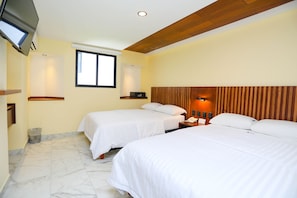 Habitación Deluxe doble | Ropa de cama de alta calidad y tabla de planchar con plancha