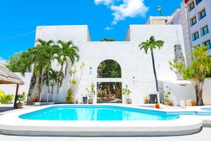 Outdoor pool - Hotel Parador Cancun (Cancun)