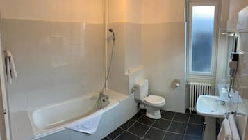 Standard Triple Room, Private Bathroom | Bathroom