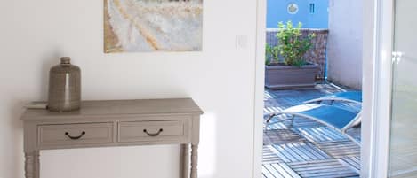 1 bedroom, individually decorated, individually furnished, desk