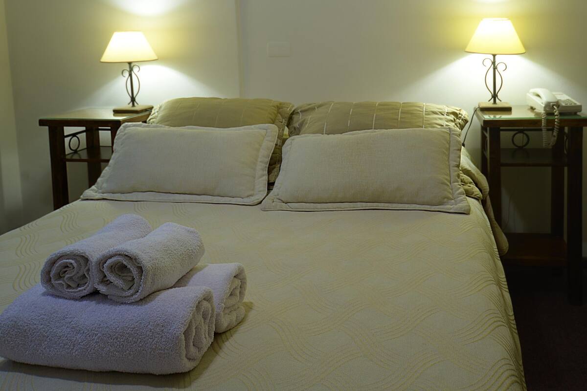 Premium bedding, in-room safe, WiFi (free), bed sheets