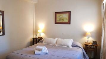 Habitación doble estándar | Ropa de cama de alta calidad y caja de seguridad en la habitación