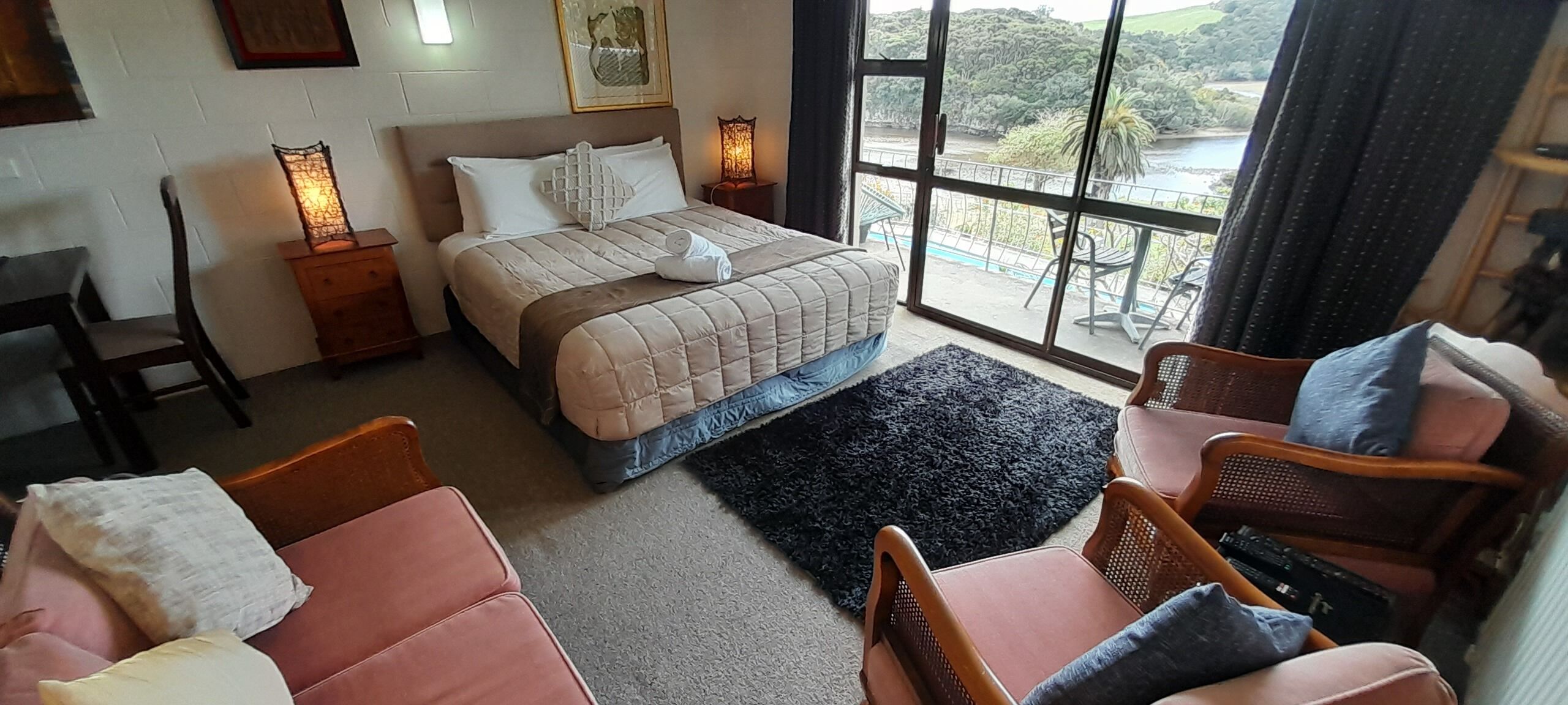 Studio, 1 King Bed, River View | Living room