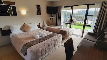 Tabla de planchar con plancha, wifi gratis y ropa de cama