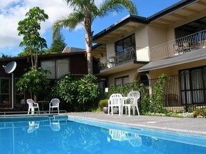 Una piscina al aire libre