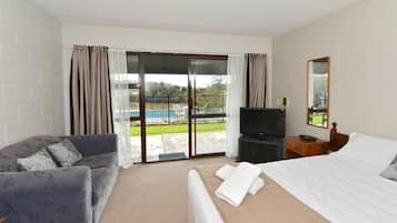 Iron/ironing board, free WiFi, bed sheets
