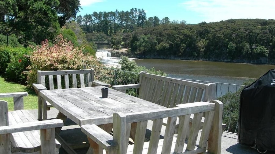 Waterfalls Estate - Motel & Campground