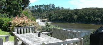 Waterfalls Estate - Motel & Campground