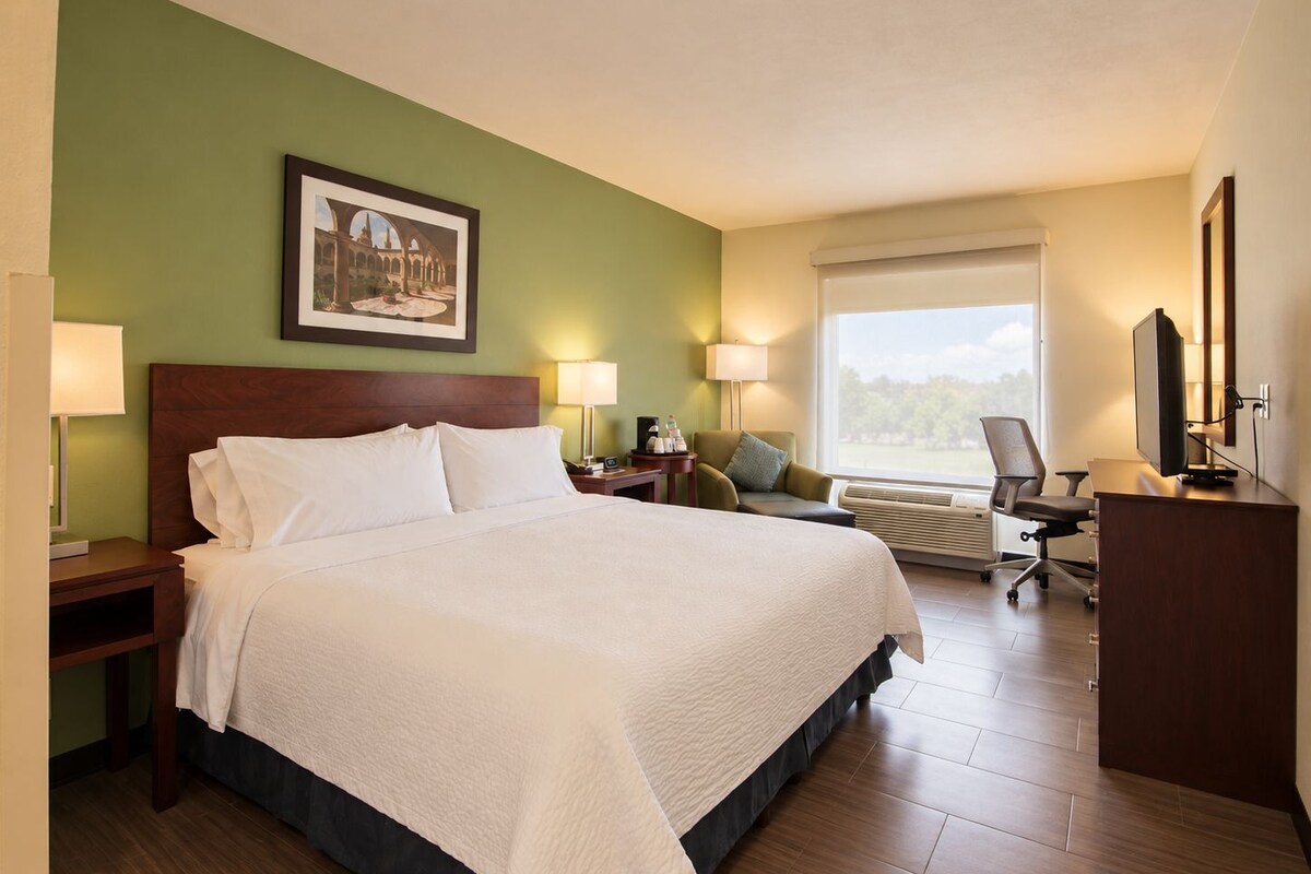 Standard Room, 1 King Bed (Central Building) | Desk, blackout drapes, iron/ironing board, WiFi (free)