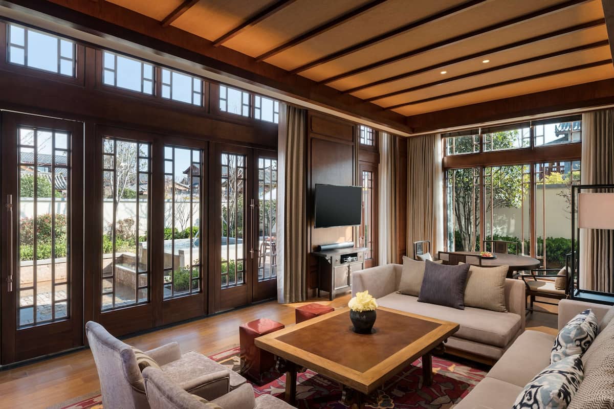 Villa, 2 slaapkamers | Luxe beddengoed, een minibar, een kluis op de kamer, een bureau