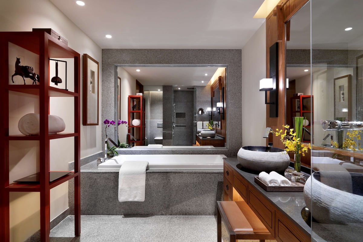 combined shower/bathtub, deep-soaking bathtub, free toiletries