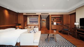 高級湖景客房大床 | 高級寢具、迷你吧、客房內保險箱、書桌