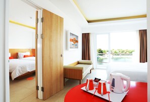 Safe på rommet, skrivebord, blendingsgardiner og strykejern/-brett