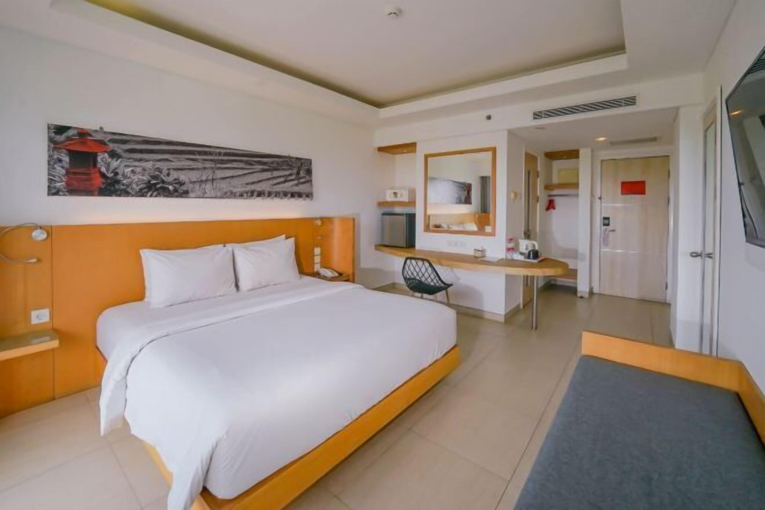 Safe på rommet, skrivebord, blendingsgardiner og strykejern/-brett