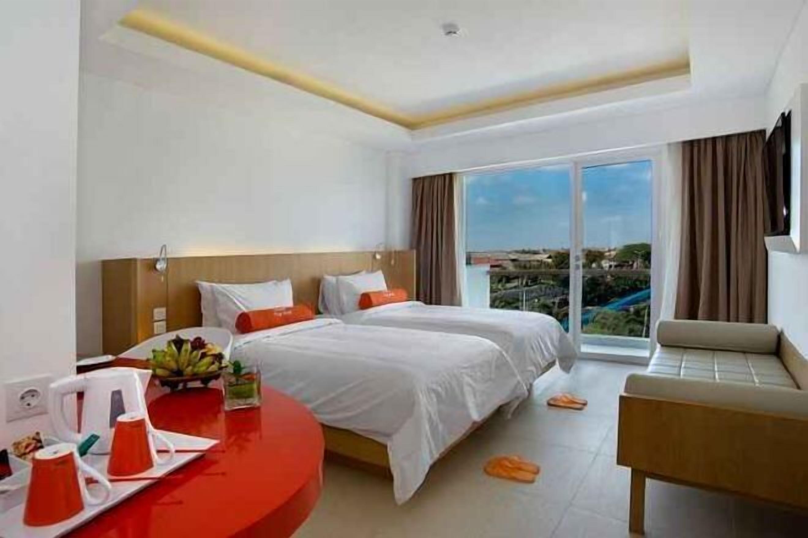 Safe på rommet, skrivebord, blendingsgardiner og strykejern/-brett