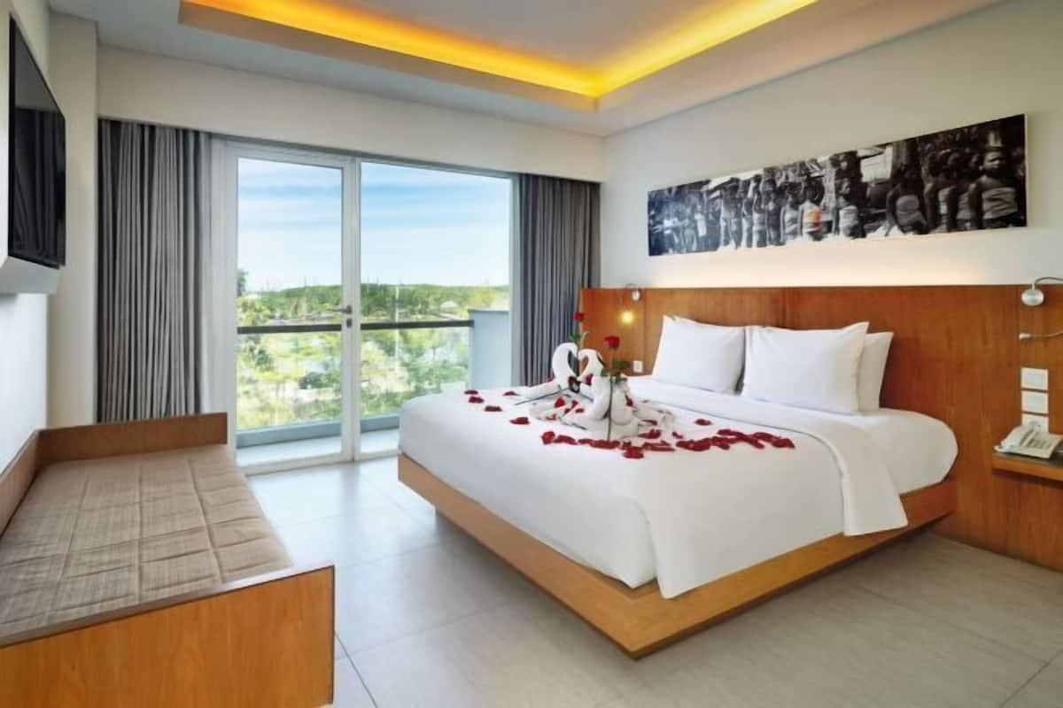 Safe på rommet, skrivebord, blendingsgardiner og strykejern/-brett