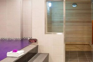 Ducha, artículos de higiene personal gratuitos y secador de pelo