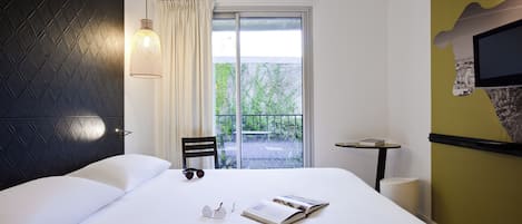 Escritorio, wifi gratis y ropa de cama
