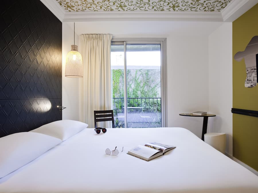 Desk, free WiFi, bed sheets