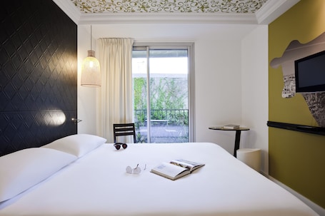 Desk, free WiFi, bed sheets