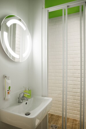 Shower, eco-friendly toiletries, hair dryer, towels - ibis Styles Paris Buttes Chaumont (Paris)