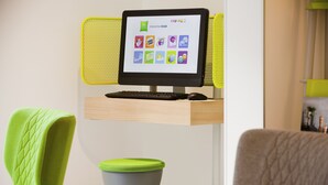 A computer kiosk with a screen displaying various icons, a keyboard, and a mouse. - ibis Styles Paris Buttes Chaumont (Paris)