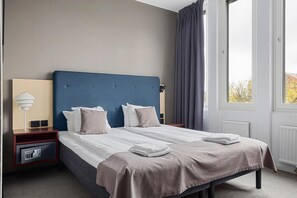 Rom – standard, 1 queensize-seng, ikke-røyk | Sengetøy av topp kvalitet, safe på rommet og skrivebord