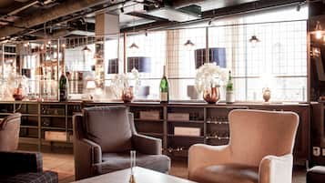 2 Bars/Lounges