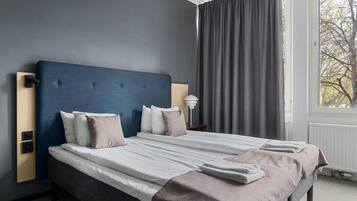 Premium-sengetøj, pengeskab på værelset, skrivebord