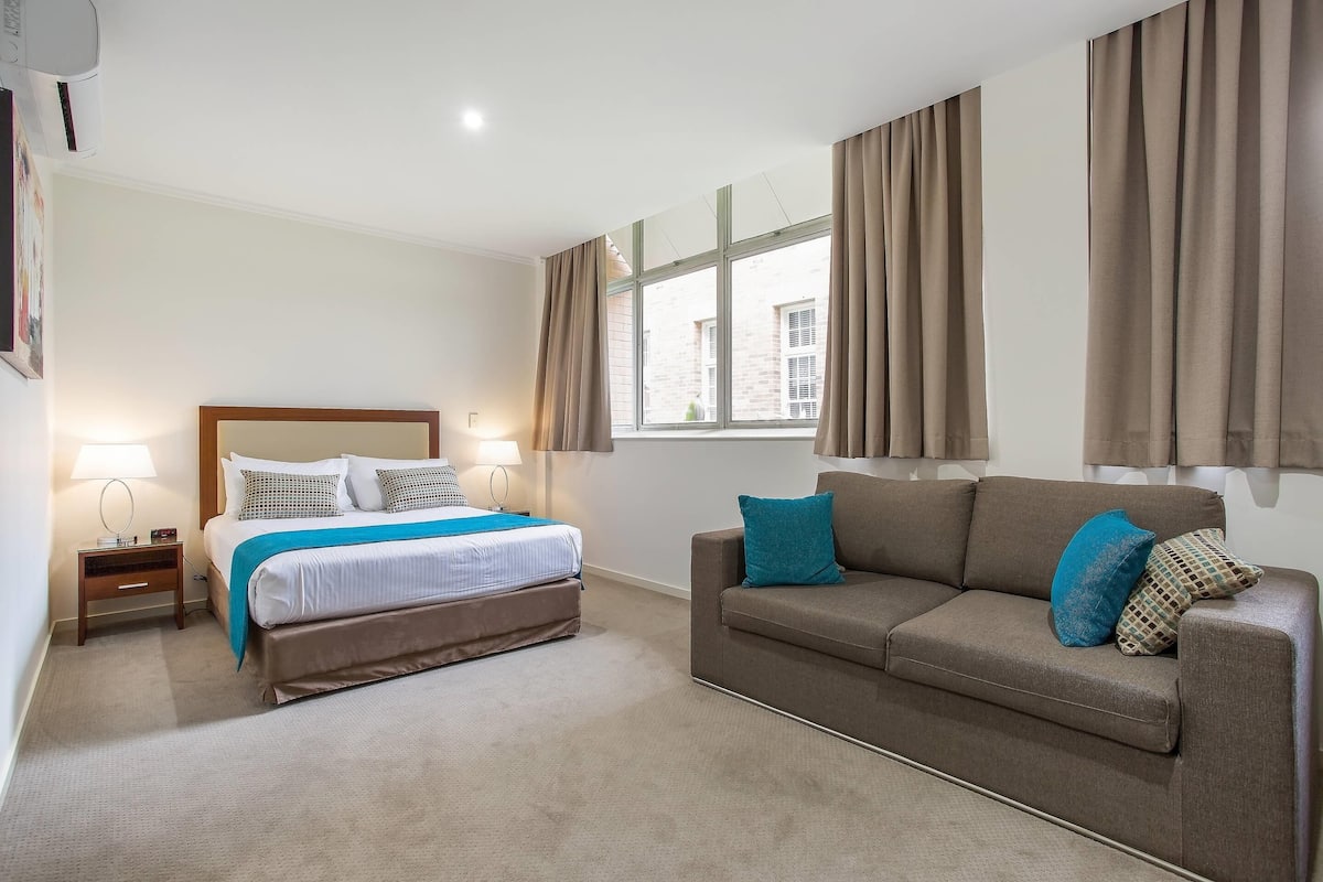 Room, 1 Queen Bed with Sofa bed (Contemporary) | Premium bedding, minibar, in-room safe, individually decorated