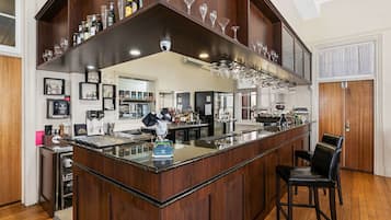 Cocktail bar
