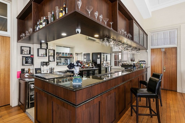 Cocktail bar