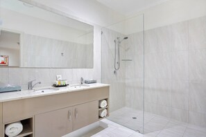 Room, 1 Queen Bed with Sofa bed (Contemporary) | Premium bedding, minibar, in-room safe, individually decorated - Quality Hotel Regent Rockhampton (Rockhampton)