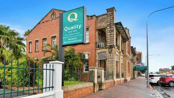 A hotel sign with a logo and name, indicating it's a Quality Hotel by Choice Hotels in Regent Rockhampton.