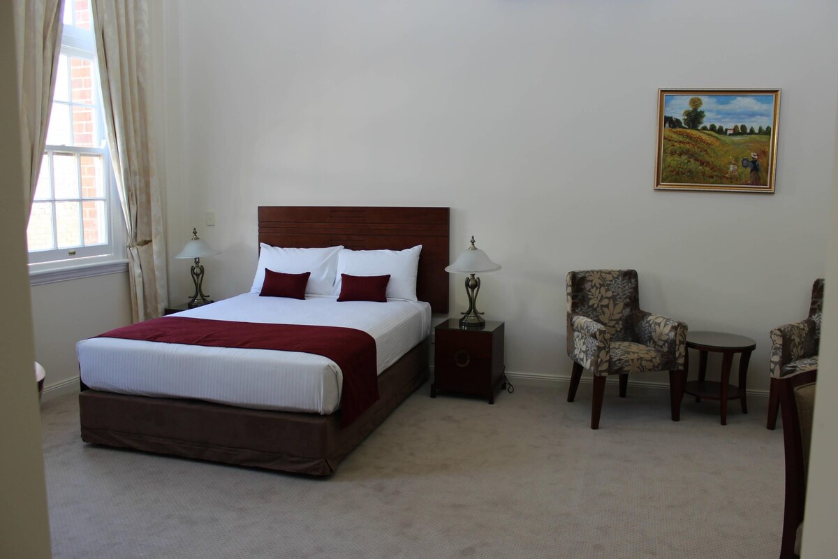 Room, 1 Queen Bed (Heritage) | Premium bedding, minibar, in-room safe, desk