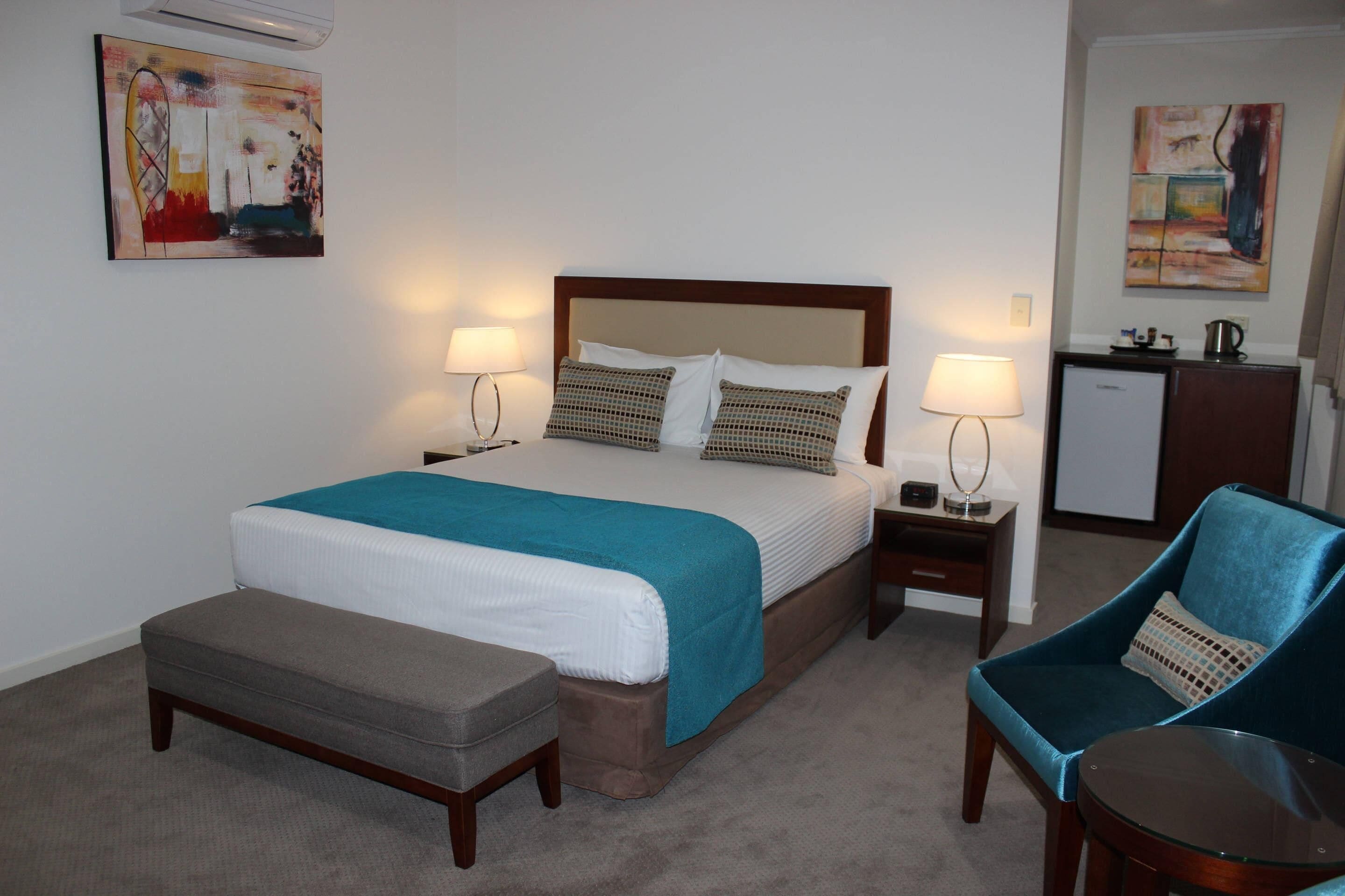 Room, 1 Queen Bed (Contemporary) | Premium bedding, minibar, in-room safe, individually decorated