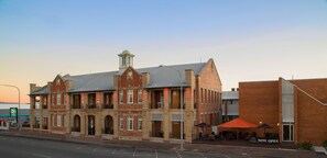 住宿正面 - 傍晚/夜晚